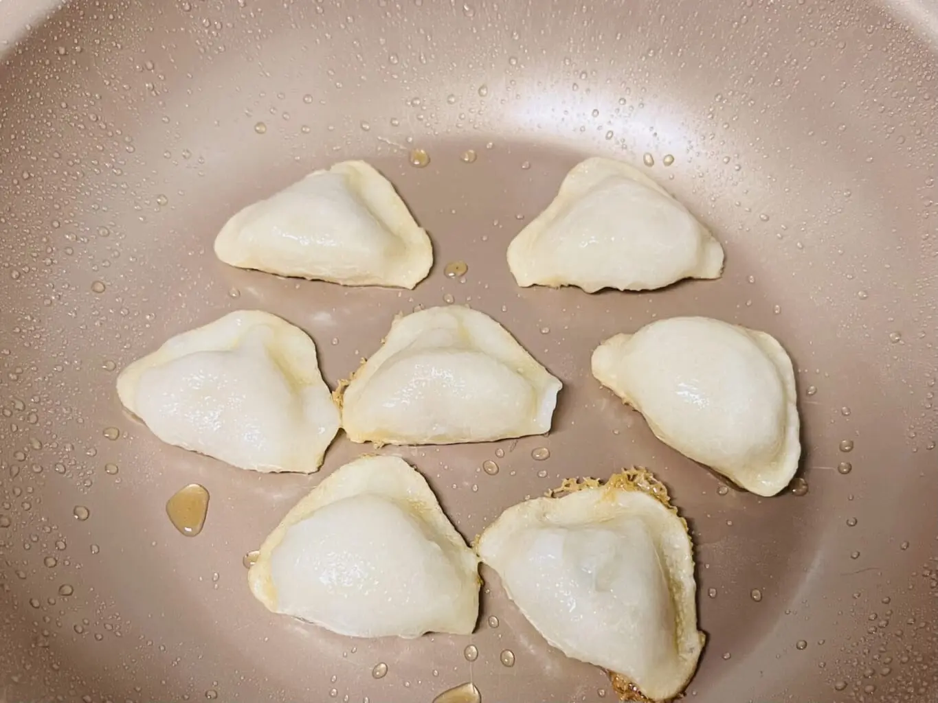 子どもも喜ぶ！？カリカリもちもちで新食感の焼き水餃子│&table