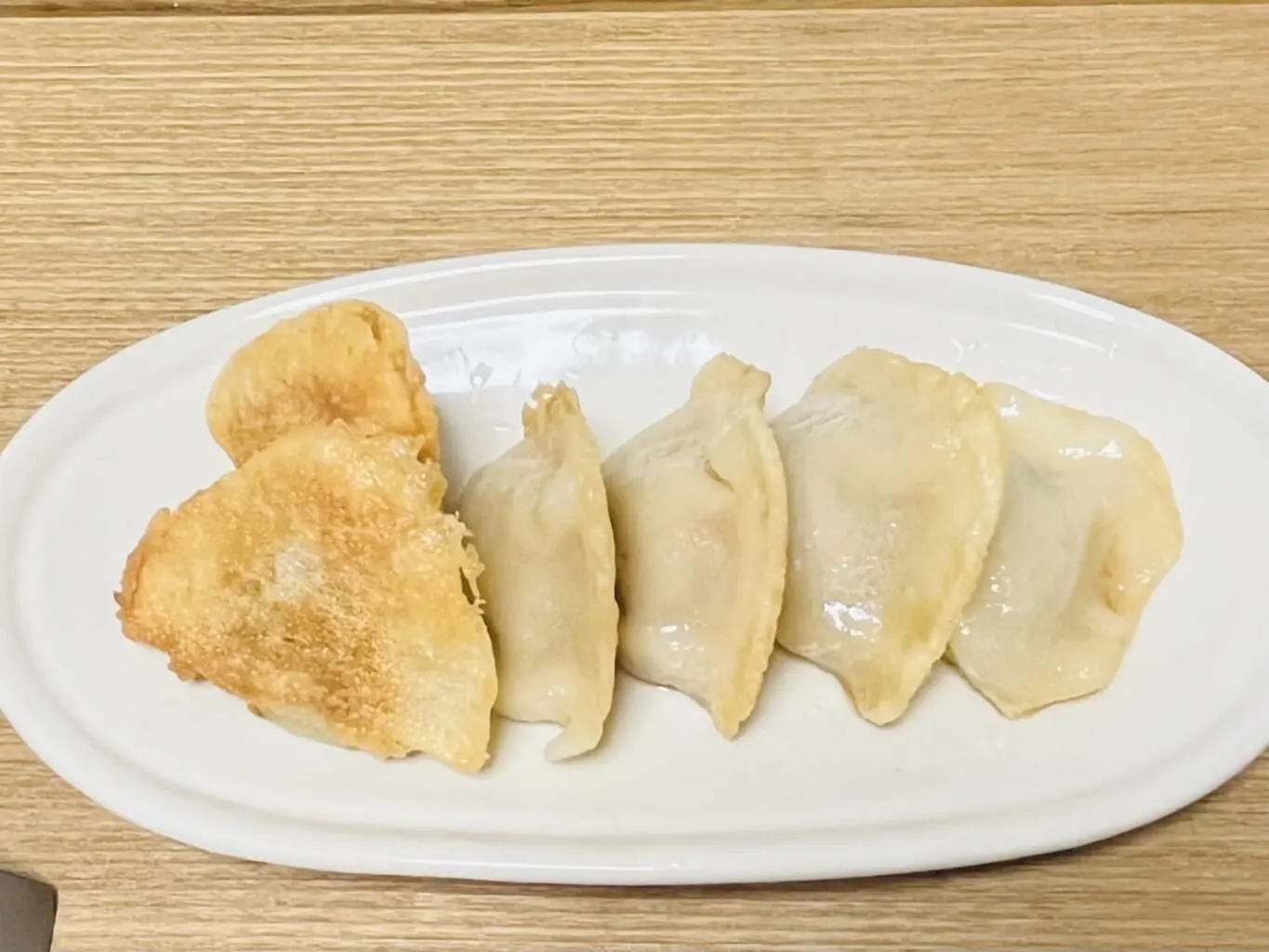 子どもも喜ぶ！？カリカリもちもちで新食感の焼き水餃子│&table