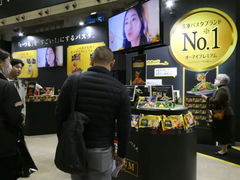 スーパーの祭典「SMTS2025」 大型ブースメーカーに冷凍食品の存在感が